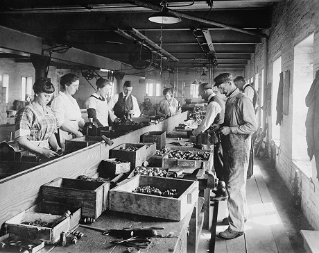 Práce za denního světla znamenala úsporu energie.