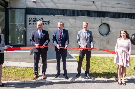 The ribbon-cutting ceremony in front of the new Center for Electron Microscopy. From left: President of the CAS Radomír Pánek, Prime Minister of the Czech Republic Petr Fiala, and Director of the Institute of Physics of Materials of the CAS Tomáš Kruml.