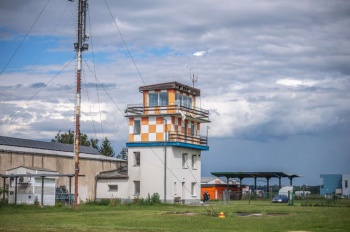 Letiště Roudnice nad Labem. Odsud startovaly lety pro veřejnost v rámci Archeologického léta 2024. Počasí účastníkům přálo, viditelnost byla vynikající.
