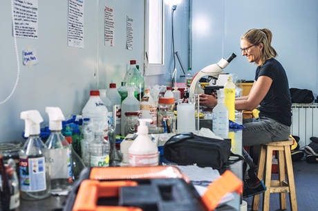 Kateřina Kopalová v laboratoři na základně Esperanza Kateřina Kopalová v laboratoři na základně Esperanza