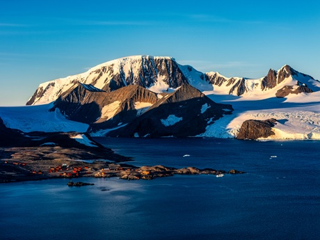 Na Antarktidě je několik polárních vědeckých stanic Na Antarktidě je několik polárních vědeckých stanic