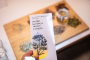 Výzkumný tým pořádá workshopy tvorby parfému pro veřejnost.